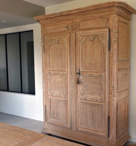 Relooker vos meubles anciens, armoire en bois naturel